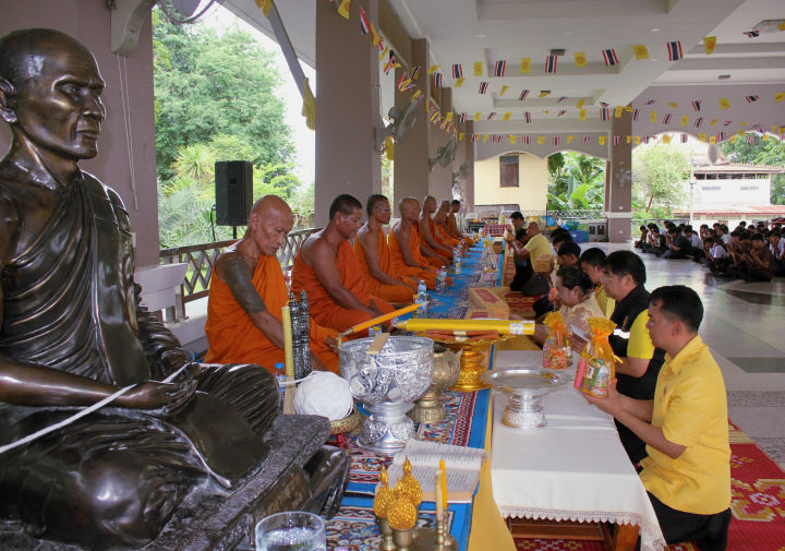วิทยาลัยการอาชีพประโคนชัยถวายเทียน